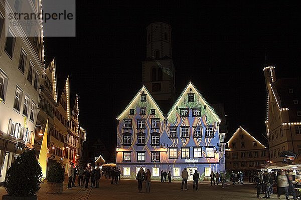 Lichtshow  Lichtkünstler  Langzeitbelichtung  beleuchtete Fassaden  Marktplatz in Biberach an der Riss  Oberschwaben  Baden-Württemberg  Deutschland  Europa