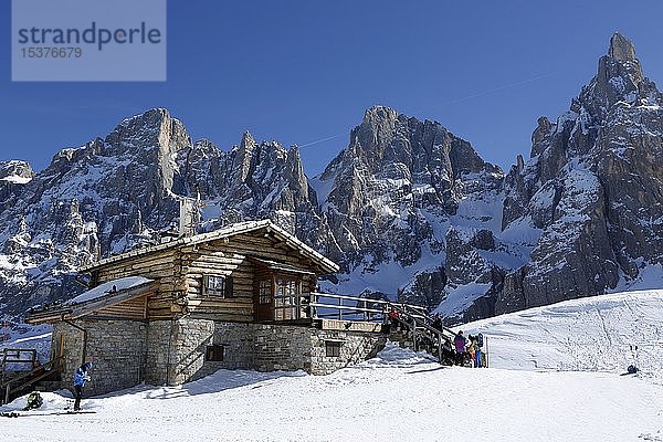 Wanderer auf Berghütte im Schnee  Skigebiet San Martino di Castrozza  Dolomiten  Trentino  Südtirol  Italien  Europa