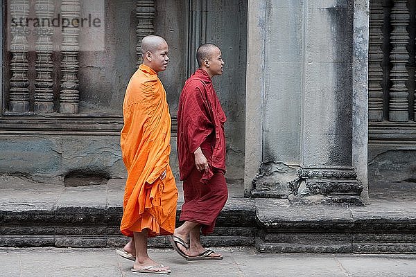 Zwei buddhistische Mönche in Angkor Wat  Kambodscha  Asien