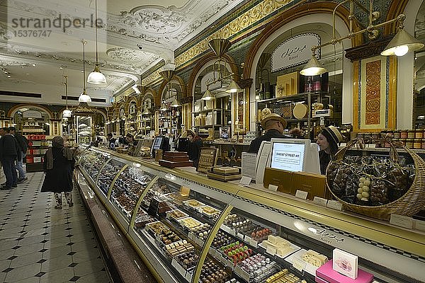 Bar mit Pralinen  Schokoladenabteilung  Kaufhaus Harrods  London  England  Großbritannien