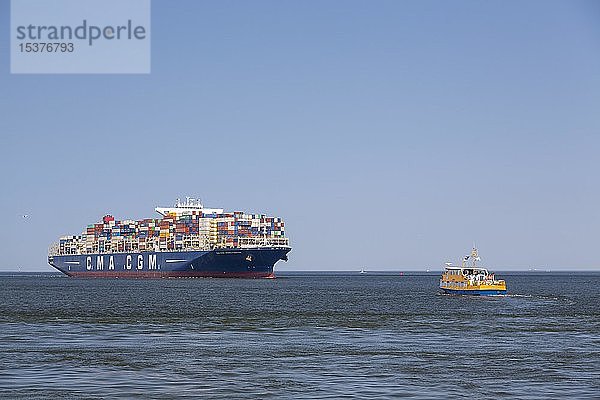 Containerschiff mit Ladung  Nordsee  bei Cuxhaven  Niedersachsen  Deutschland  Europa