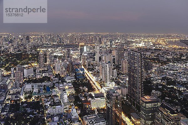 Stadtpanorama in der Abenddämmerung  Blick vom Maha Nakhon Tower  314m  Blick auf Watthana und Klong Toei Bezirk  Bangkok  Thailand  Asien