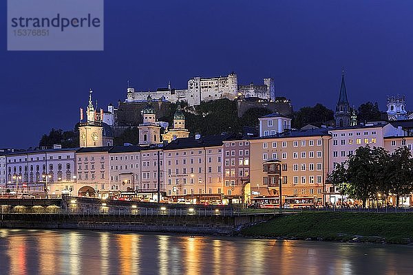 Stadtansicht  Altstadt und Festung Hohensalzburg in der Abenddämmerung  Salzach  Salzburg  Bundesland Salzburg  Österreich  Europa