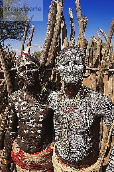 Alte Männer des Stammes der Karo mit Gesichtsbemalung  Körperbemalung  Karo-Dorf Duss  Unteres Omo-Tal  Omo-Region  Südäthiopien  Äthiopien  Afrika