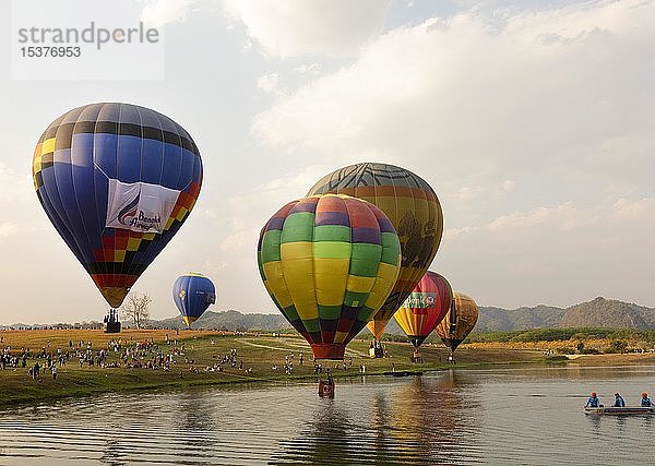 Ballonfestival im Singha Park  Heißluftballons heben über einem See ab  Provinz Chiang Rai  Nordthailand  Thailand  Asien
