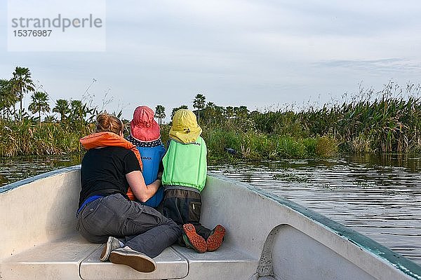 Mutter mit zwei kleinen Kindern mit Schwimmwesten beobachtet Tiere in einem Boot  Nationalpark Esteros del Iberá  Provinz Corrientes  Argentinien  Südamerika
