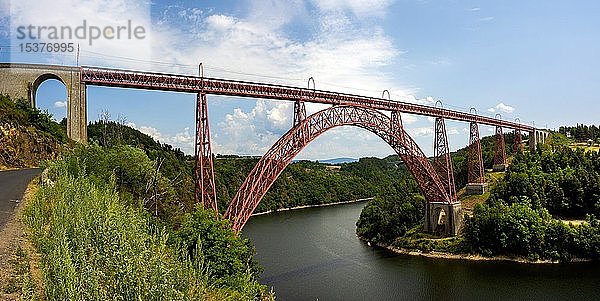 Viadukt von Garabit  erbaut von Gustave Eiffel über den Fluss Truyere  Departement Cantal  Auvergne-Rhone-Alpes  Frankreich  Europa