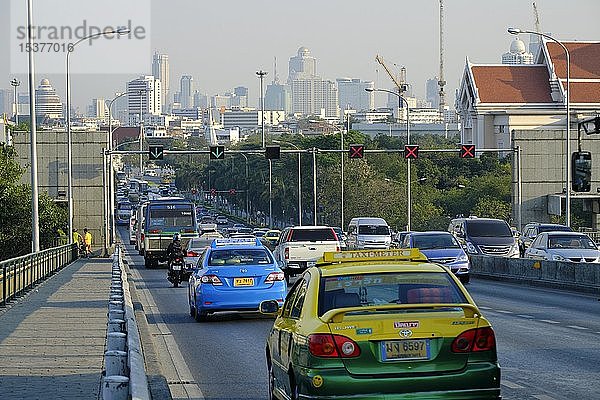 Autoverkehr  Pink Klao Brücke  Verkehrsstau zur Rush Hour  Bangkok  Thailand  Asien