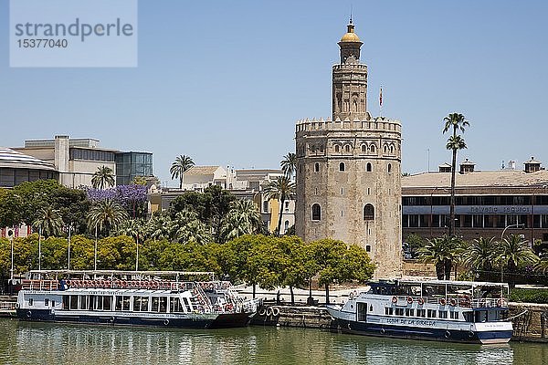 Ausflugsboote auf dem Fluss Guadalquivir  Goldener Turm  Torre del Oro  Sevilla  Andalusien  Spanien  Europa