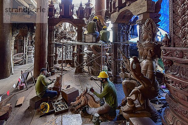 Handwerker beim Schnitzen von Holzfiguren im Heiligtum des Wahrheitstempels  Pattaya  Thailand  Asien