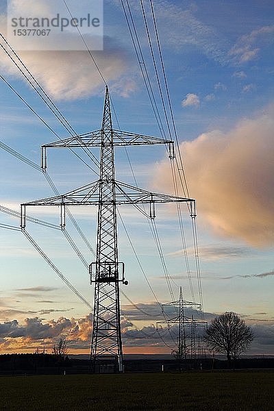 Strommasten in der Abenddämmerung  Wolken  Himmel  Oberschwaben  Baden-Württemberg  Deutschland  Europa