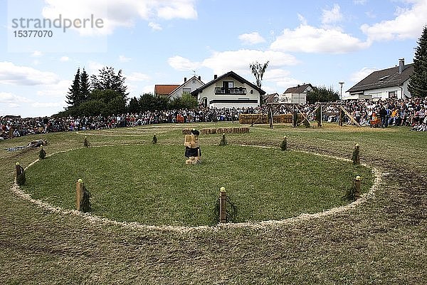 Parcours für das Baumstammziehen bei den schwäbischen Highland Games in Kreenheinstetten  Oberschwaben  Baden-Württemberg  Deutschland  Europa