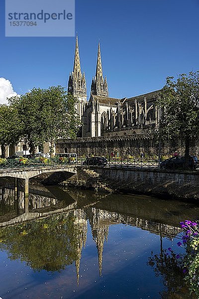 Saint-Corentin Kathedrale von Quimper und Fluss Odet  Departement Finistere  Bretagne  Frankreich  Europa