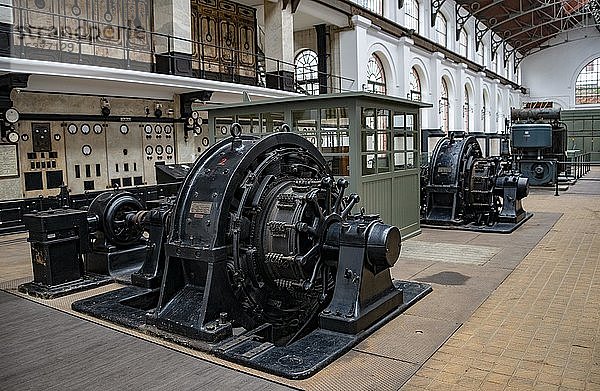Generatoren  historische elektrische Maschinenhalle  Stromversorgung  Straßenbahnmuseum  Museu do Carro Electrico da Cidade do Porto  Porto  Portugal  Europa