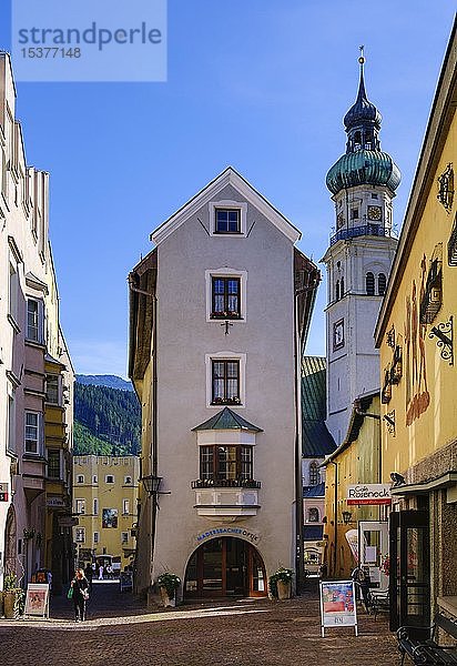 Wallpachgasse mit Pfarrkirche St. Nikolaus  Altstadt  Hall in Tirol  Inntal  Tirol  Österreich  Europa