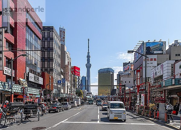 Straße  hintere Wolkenkratzer und der Tokyo Skytree  Asakusa  Tokio  Japan  Asien