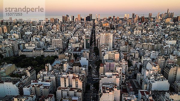 Luftaufnahme mit Wolkenkratzern in der Abenddämmerung  Buenos Aires  Argentinien  Südamerika