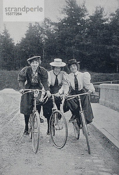 Drei Frauen auf dem Fahrrad  1895  historische Illustration  Deutschland  Europa