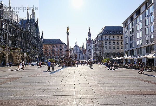 Marienplatz mit Mariensäule und Altem Rathaus  links das Neue Rathaus  München  Oberbayern  Bayern  Deutschland  Europa