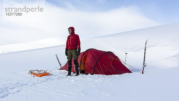 Skitourengeher mit Zelt im Schnee  Kungsleden oder Königsweg  Provinz Lappland  Schweden  Europa