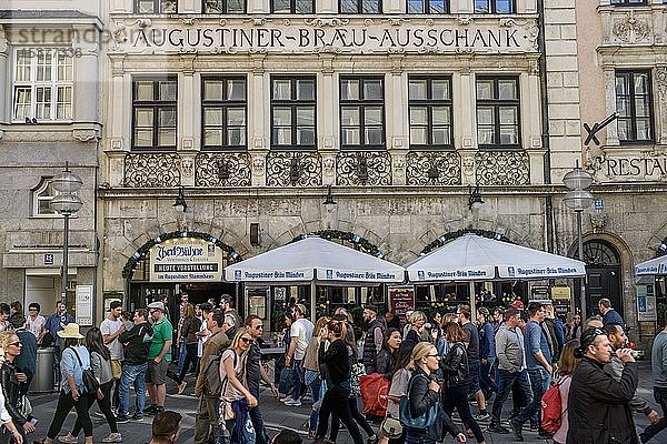 Traditionelle bayerische Brauereigaststätte  Augustiner Bräu Hauptverwaltung  Fußgängerzone  München  Bayern  Deutschland  Europa