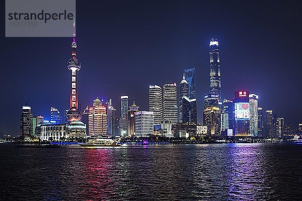 Blick vom Bund auf die Skyline am Huangpu-Fluss mit Oriental Pearl Tower  Shanghai Tower  Jin Mao-Building im Stadtteil Pudong  Shanghai  China  Asien