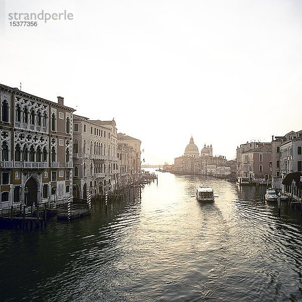 Sonnenaufgang am Canal Grande von der Ponte dell'Accademia  Venedig  Italien  Europa