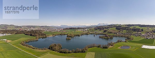 Schloss Mauensee und Mauensee  hinter Sempachersee und Alpenkette  Luzern  Schweiz  Europa