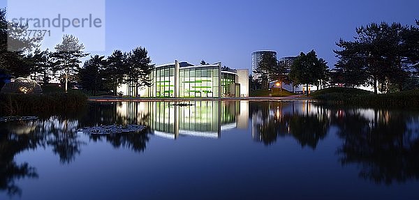 Skoda Haus  Konferenzforum in der Abenddämmerung  Autostadt Wolfsburg  Wolfsburg  Niedersachsen  Deutschland  Europa