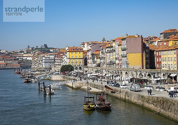 Blick auf die Altstadt von Ribeira  Cais da Ribeira  Promenade mit bunten Häusern  Rio Douro  Porto  Portugal  Europa