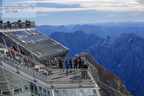 Wanderer auf der Aussichtsplattform der Bergstation der Bayerischen Zugspitzbahn  Zugspitze  Garmisch-Partenkirchen  Werdenfelser Land  Oberbayern  Bayern  Deutschland  Europa
