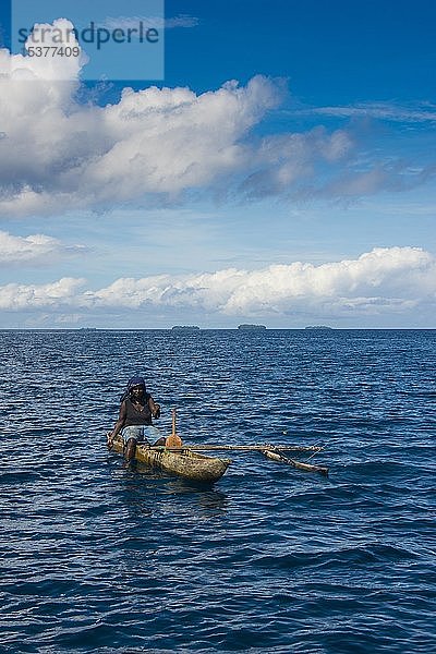 Fischerin in einem Auslegerboot  Buka  Papua-Neuguinea  Ozeanien