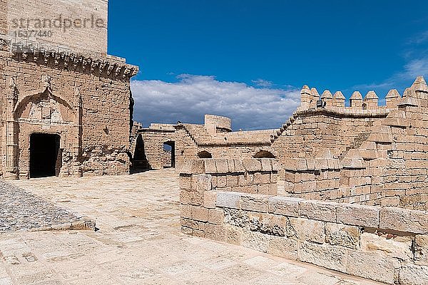 Wohnturm Torre del Homenaje  mittelalterliche Festung La Alcazaba de Almería  Andalusien  Spanien  Europa