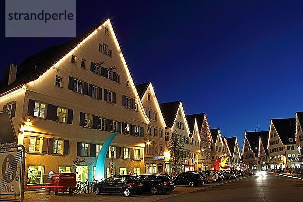 Häuser auf dem Marktplatz zur blauen Stunde  Biberach an der Riss  Oberschwaben  Baden-Württemberg  Deutschland  Europa