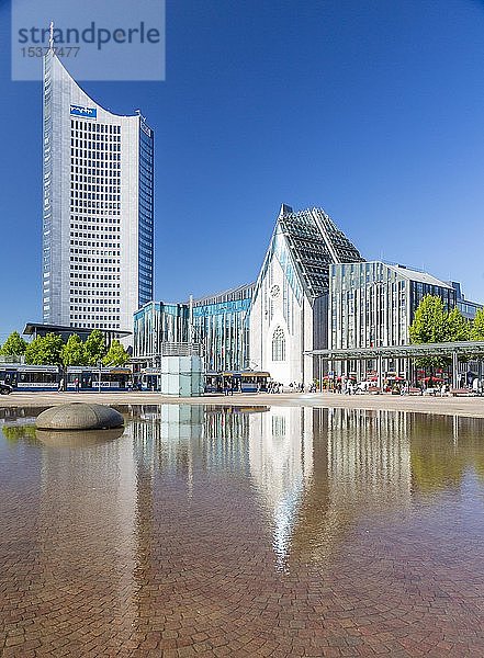 Stadthochhaus und Universität mit Paulinum am Augustusplatz  Spiegelung im Opernbrunnen  Leipzig  Sachsen  Deutschland  Europa