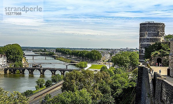 Blick auf den Fluss Maine von den Festungsmauern des Château d'Angers  Angers  Departement Maine-et-Loire  Pays de la Loire  Frankreich  Europa