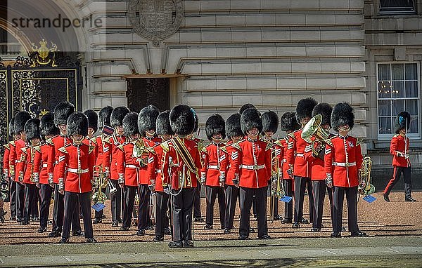 Brass Band of the Guards  Wachablösung  Buckingham Palace  London  England  Großbritannien