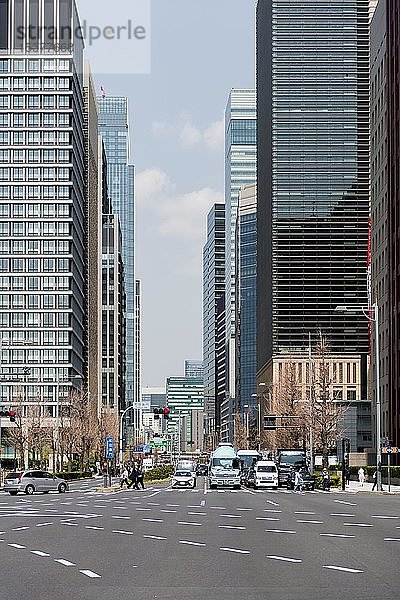 Straßenverkehr zwischen Wolkenkratzern in der Innenstadt  ?temachi  Chiyoda  Tokio  Japan  Asien