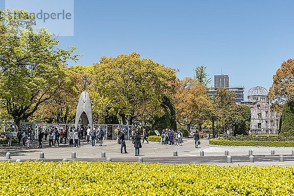 Kinderfriedensdenkmal  Kinderfriedensdenkmal und Atombombenkuppel  Hiroshima Peace Park  Peace Memorial Park  Hiroshima  Japan  Asien