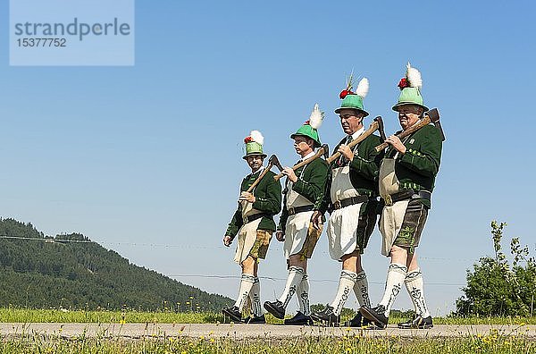 Bergschützen  Fronleichnamsprozession  Wackersberg  Isarwinkel  Tölzer Land  Oberbayern  Bayern  Deutschland  Europa