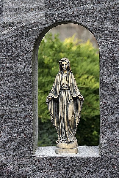 Bronzestatue von Maria auf einem Grabstein