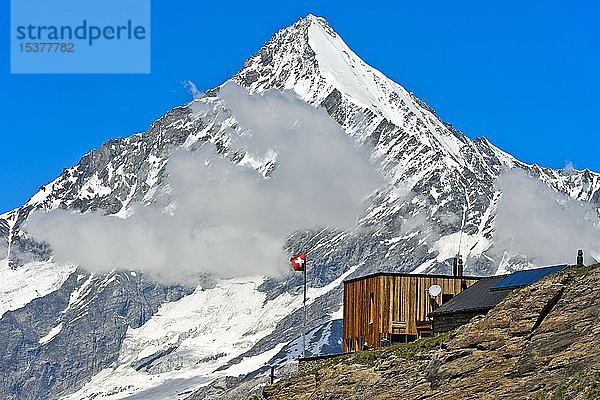 Die Täschhütte vor dem schneebedeckten Gipfel des Weisshorns  Täschalp  Wallis  Schweiz  Europa