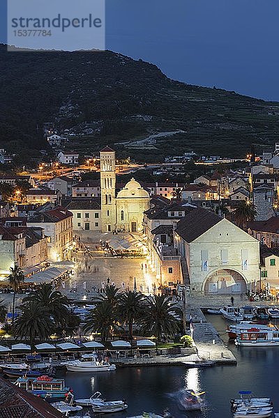 Blick auf die Stadt mit der Kathedrale Sveti Stjepana am Trg Svetog Stjepana und dem Arsenal  heute Theater  Abenddämmerung  Insel Hvar  Dalmatien  Kroatien  Europa