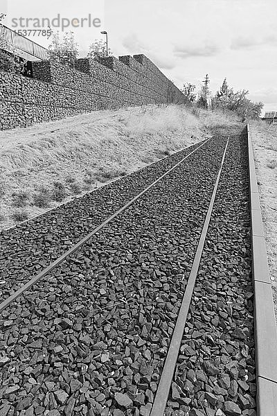 Gleise enden ins Leere  Mahnmal für die deportierten Juden  ehemaliger Güterbahnhof Derendorf  Düsseldorf  Rheinland  Nordrhein-Westfalen  Deutschland  Europa