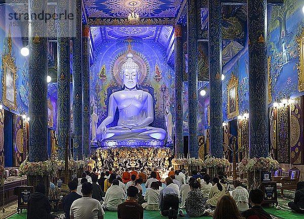 Gläubige vor der blauen Buddha-Statue des Wat Rong Seur Ten  Blauer Tempel  Chiang Rai  Nordthailand  Thailand  Asien