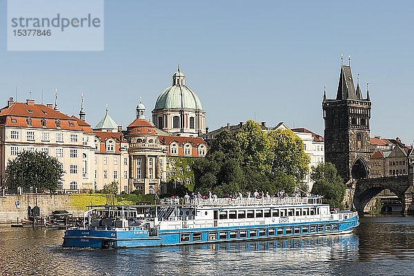 Ausflugsschiff auf der Moldau  Kuppel der Kirche des Heiligen Franz-Seraph  Karlsbrücke mit Altstädter Brückenturm  Prag  Böhmen  Tschechische Republik  Europa