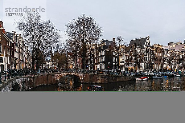 Kanal in der Abenddämmerung  Keizersgracht und Leidsegracht Grachten und Brücken  Amsterdam  Nordholland  Niederlande