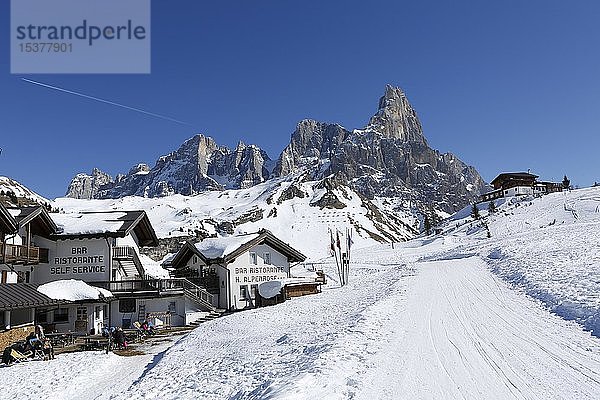 Restaurant am Passo Rolle mit Schnee  Palla Gruppe  Dolomiten  Trentino  Italien  Europa