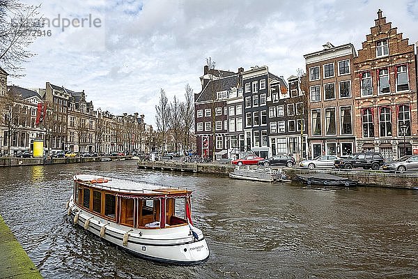 Boot auf einer Gracht mit historischen Häusern  Amsterdam  Nordholland  Niederlande