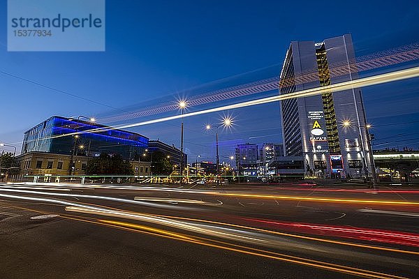 Lichtspuren am Abend  modernes Stadtzentrum  Tallinn  Estland  Europa